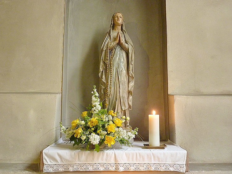 19. Lourdeskapelle: Darstellung der Gottesmutter Maria nach der Beschreibung der Erscheinungen 1858 in Lourdes.